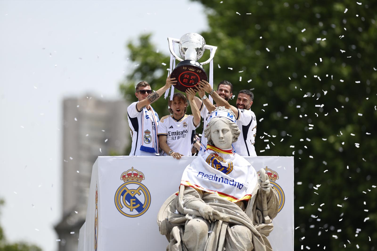 El capitán del Real Madrid, Nacho Fernández, junto a los jugadores, Toni Kroos (i), Luka Modric (2i) y Dani Carvajal levantan la copa 