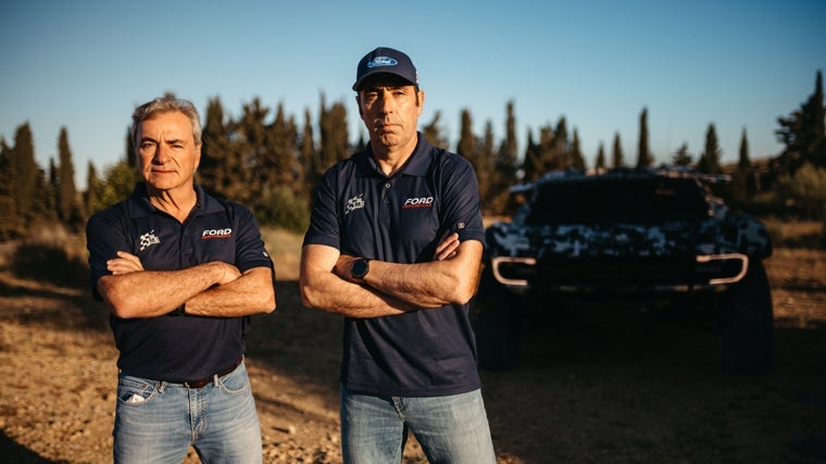 Carlos Sainz y Nani Roma frente al coche de competición de Ford