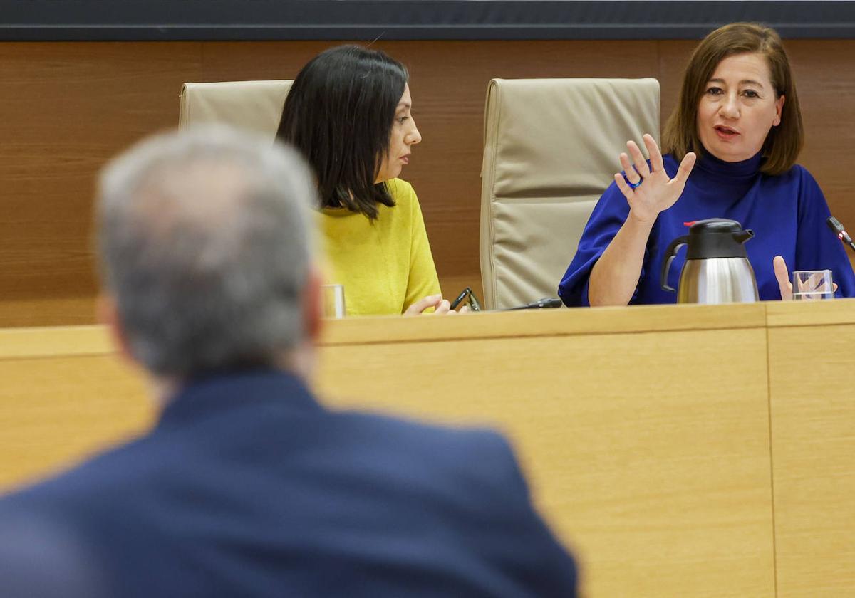 Francina Armengol responde a las preguntas del diputado del PP Elías Bendodo.