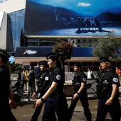 Policías patrullan frente al Palacio de Festivales de Cannes.
