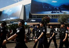 Policías patrullan frente al Palacio de Festivales de Cannes.