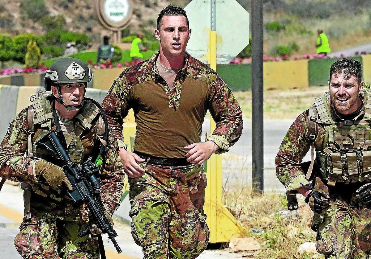 Soldados italianos participan en unos ejercicios militares.