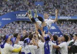 Los jugadores del Deportivo mantean a Lucas Pérez (c) durante la celebración del ascenso a Segunda División