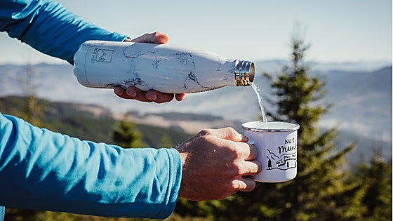 Mantente siempre hidratado con estas botellas de agua reutilizables
