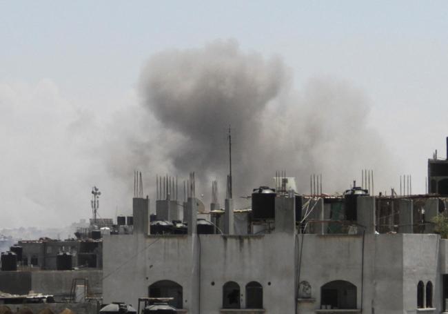 El humo se eleva sobre el campo de refugiados de Yabalia tras el bombardeo israelí.