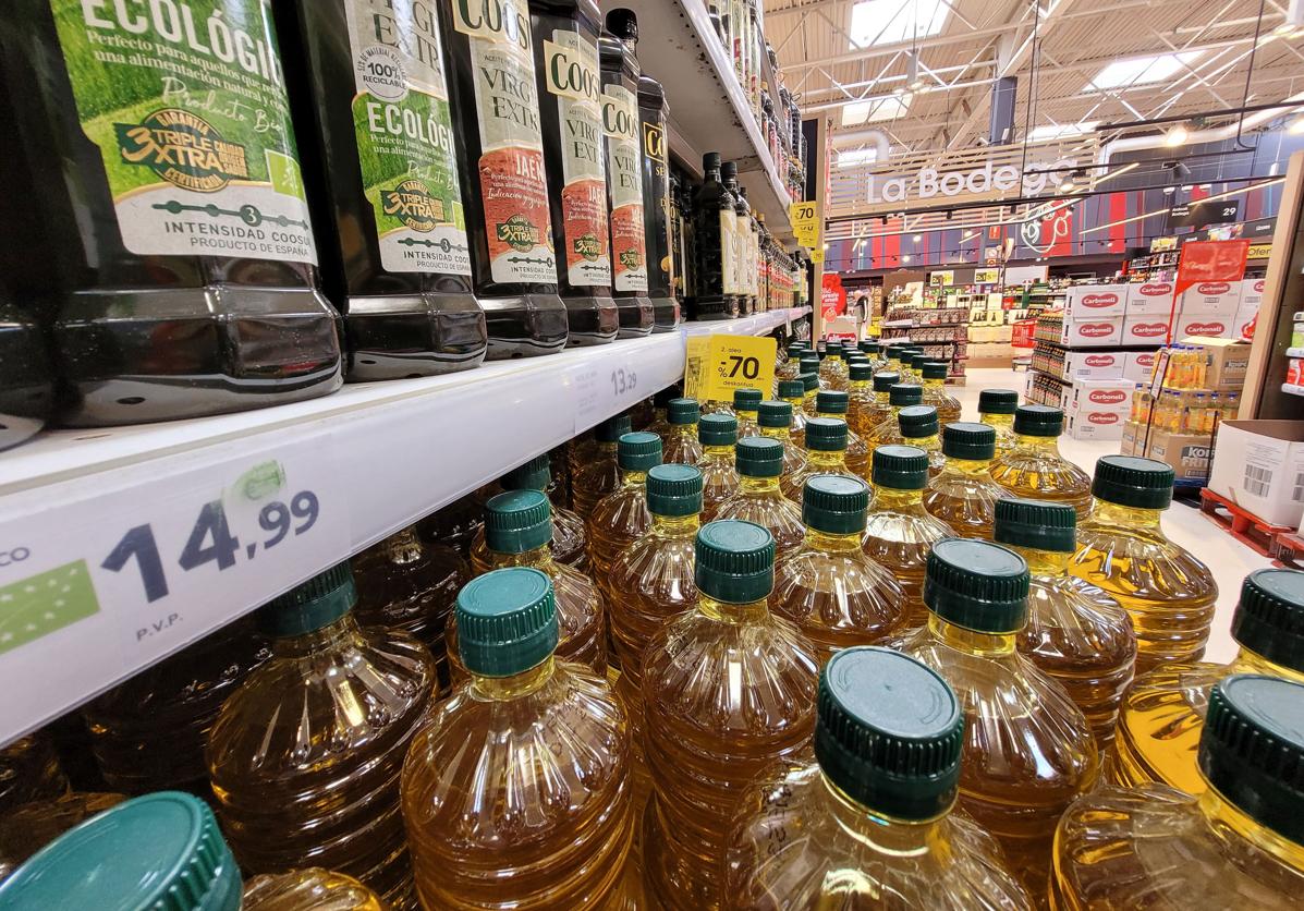 Botellas de aceite de oliva en un supermercado.