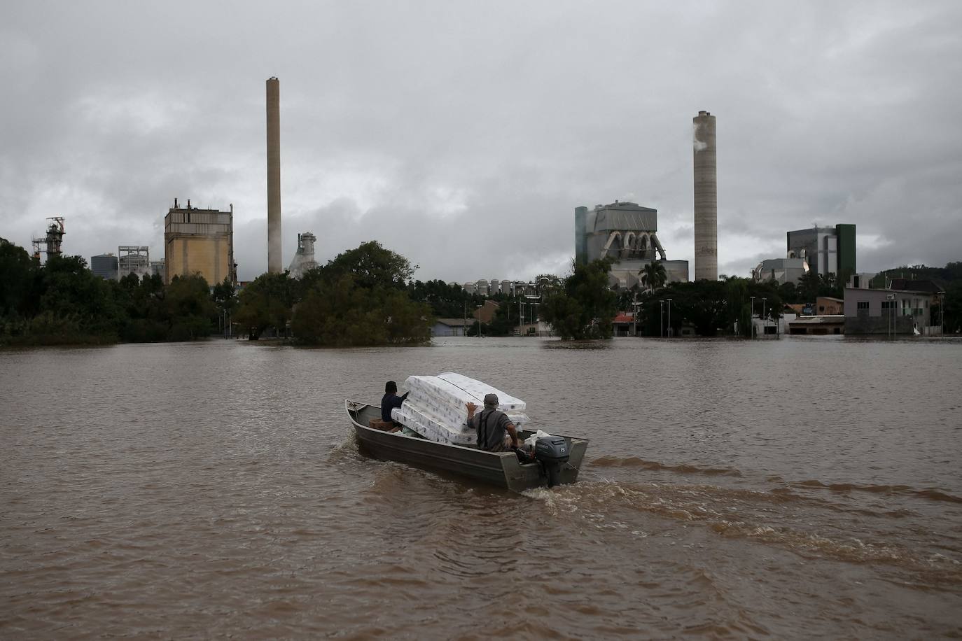 Debido a la inundación de las calles, algunos han optado por un barco como manera de transportarse.