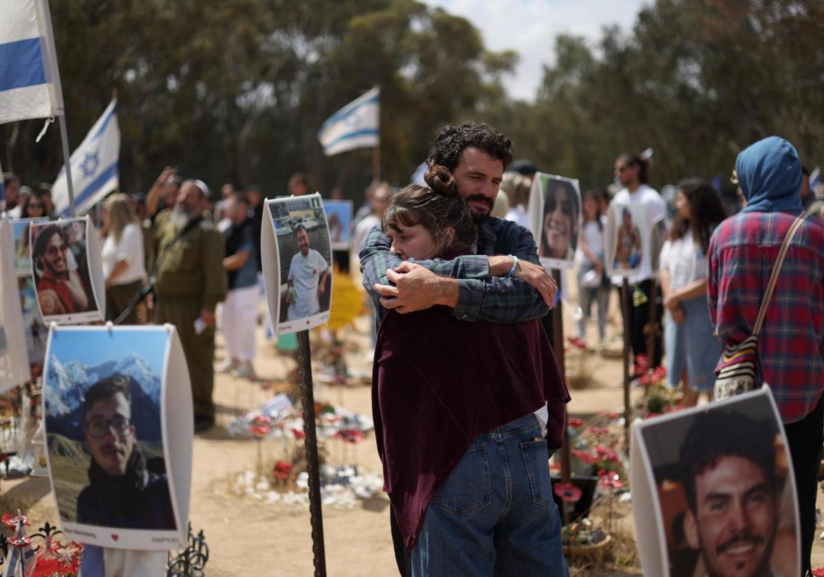 Un padre abraza a su hija en Gaza.