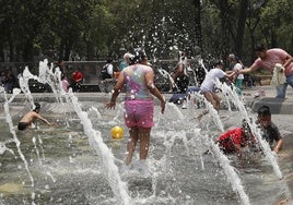 Los habitantes de México se refrescan en una fuente durante la última ola de calor que sube los termómetros a los 45º en el país centroamericano.