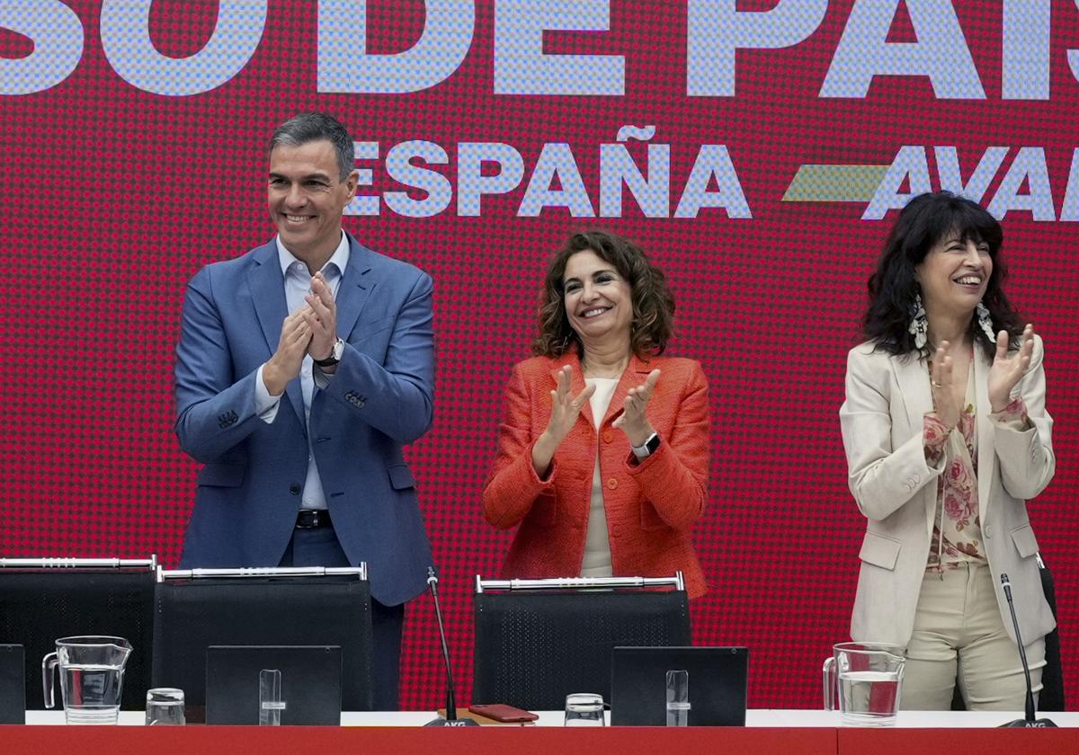 El secretario general del PSOE y presidente del Gobierno, Pedro Sánchez junto a miembros de su formación