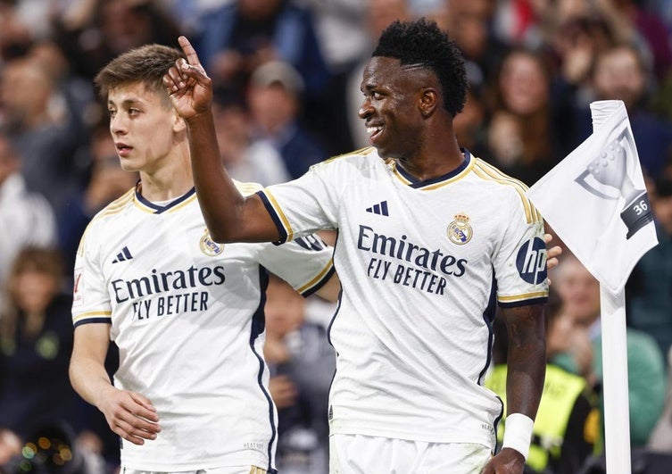 Vinicius celebra su segundo gol al Alavés junto a Güler.