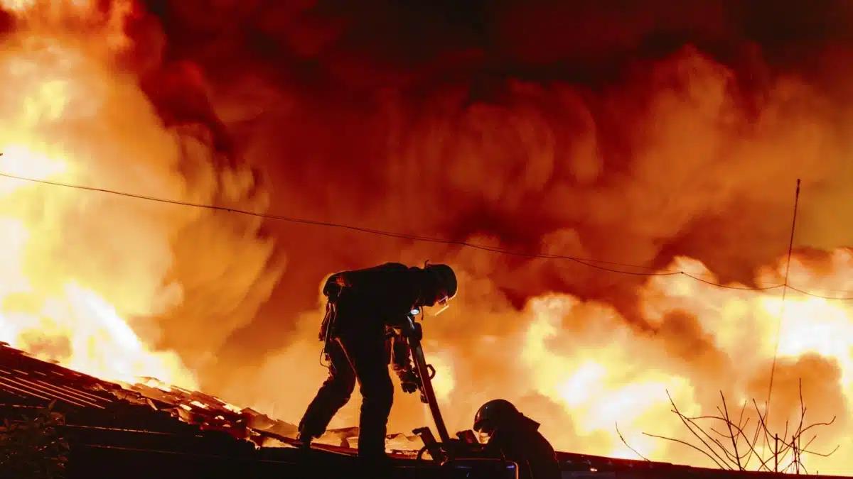 Los bomberos apagan un incendio causado por un dron en una nave industrial de Járkov.