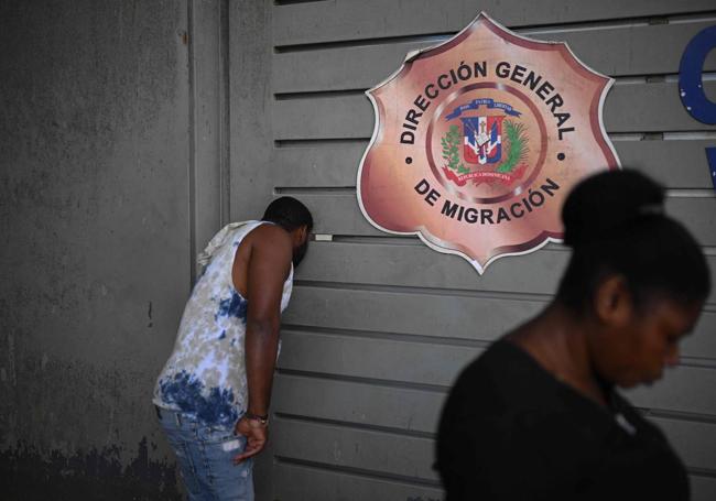 Familiares de haitianos esperan en el exterior de un centro de detención temporal cerca de la capital dominicana.