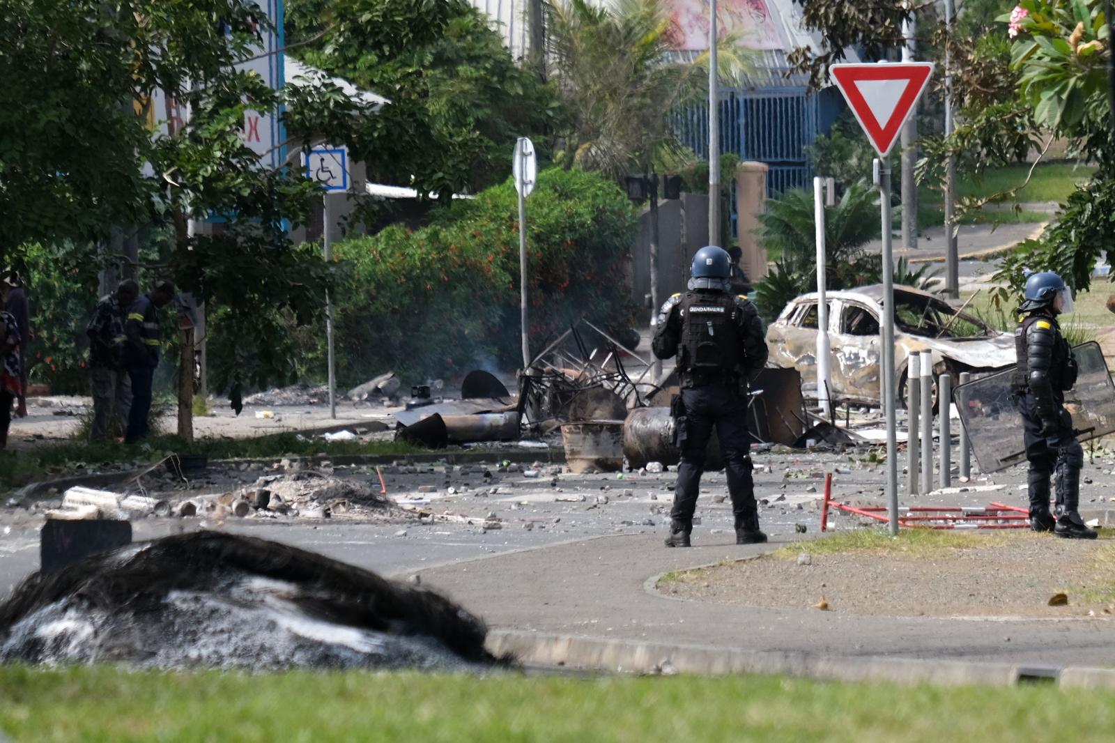 Francia despliega soldados en Nueva Caledonia para frenar la violencia