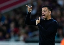 Xavi Hernández, dando instrucciones durante el partido ante la Real Sociedad.