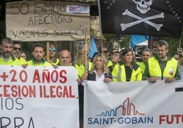 Yolanda Díaz (c.) se manifiesta con los trabajadores de Saint Gobain en Avilés.