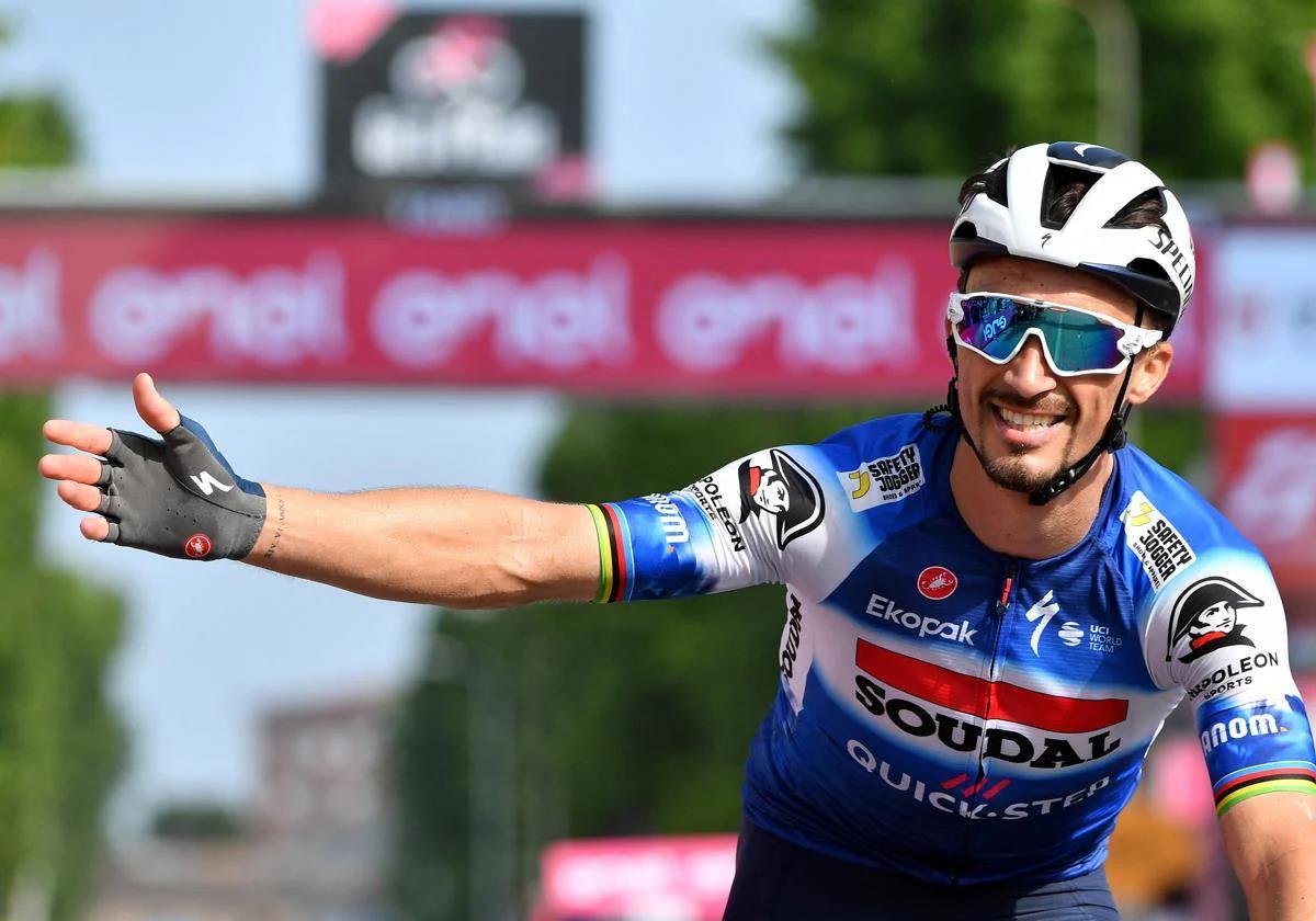 Alaphilippe celebra su victoria en solitario en la meta de Fano.