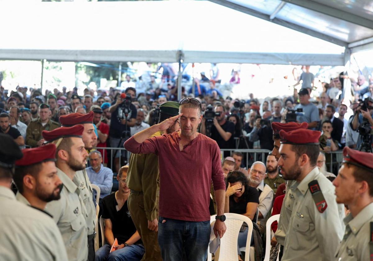 El padre de uno de los soldados israelíes fallecidos el miércoles asiste a su funeral en Jerusalén.