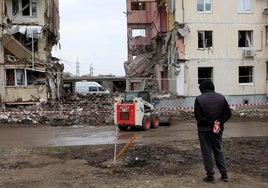 Un hombre observa los daños causados por un bombardeo ucraniano en Bélgorod.