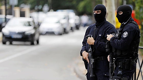 La policía francesa mata a un hombre armado que quería quemar una sinagoga en Normandía