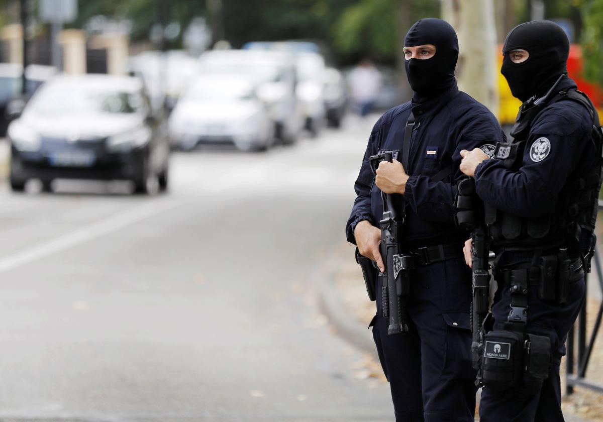 La policía francesa mata a un hombre armado que quería quemar una sinagoga en Normandía