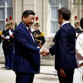 Xi Jinping saluda a Emmanuel Macron durante su visita a París.