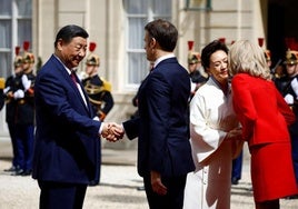 Xi Jinping saluda a Emmanuel Macron durante su visita a París.