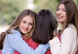 Los secretos de las fotos más tiernas de Letizia con sus hijas: por qué parecen turistas en el Palacio Real