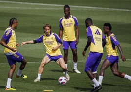 Los jugadores del Real Madrid, con Modric en el centro de la imagen, preparando el duelo frente al Villarreal.
