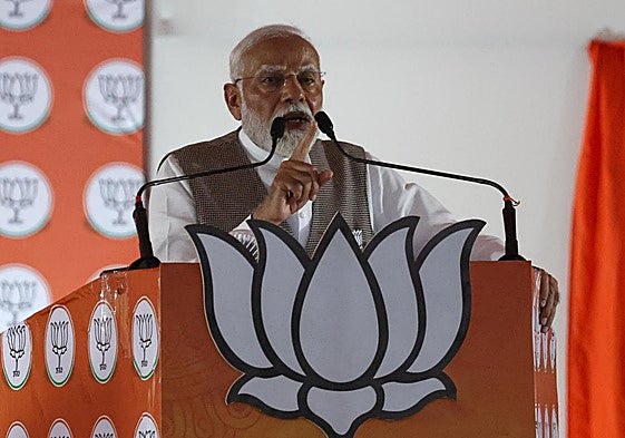 Narendra Modi se dirige a sus seguidores durante un mitin en la campaña electoral en Nueva Delhi.