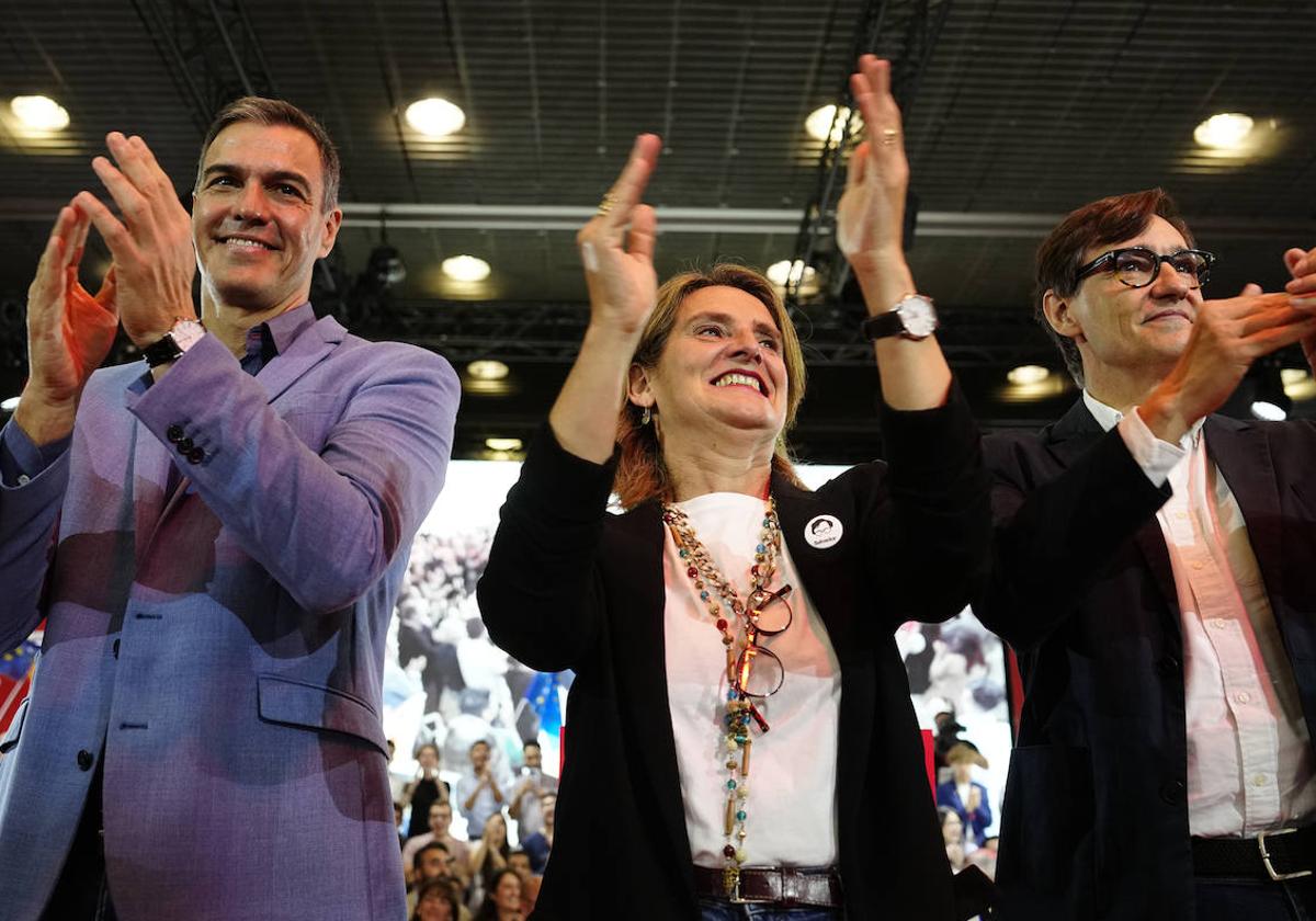 Pedro Sánchez, Teresa Ribera y Salvador Illa en el acto del PSOE en Barcelona de cara a las elecciones europeas