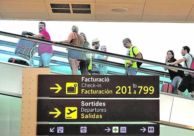 Pasajeros en el aeropuerto de El Prat de Barcelona al comienzo de las vacaciones veraniegas.