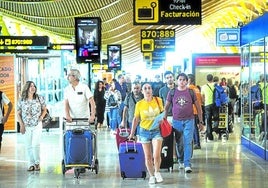 Transeúntes por la Terminal 4 del aeropuerto de Madrid-Barajas que ya está reformándose para albergar más capacidad.