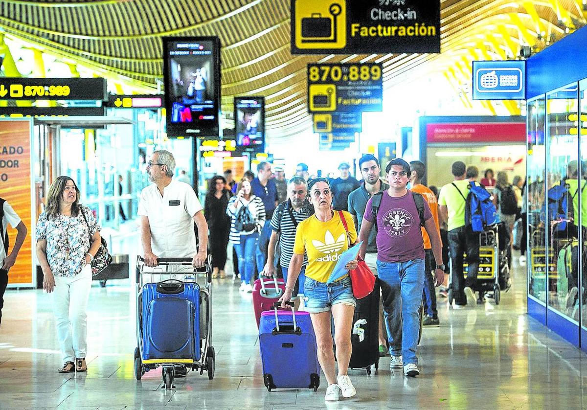 Transeúntes por la Terminal 4 del aeropuerto de Madrid-Barajas que ya está reformándose para albergar más capacidad.