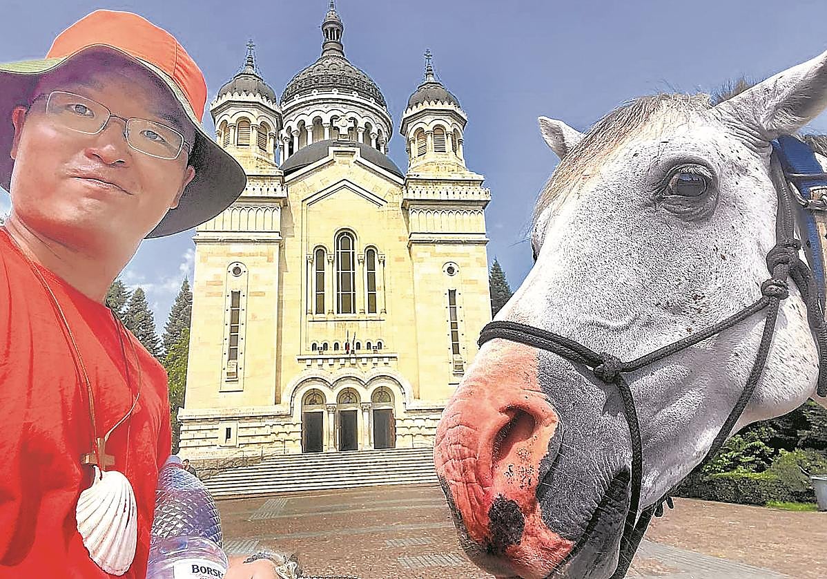 Unas y su caballo se han fotografiado en todos los rincones por los que han pasado.