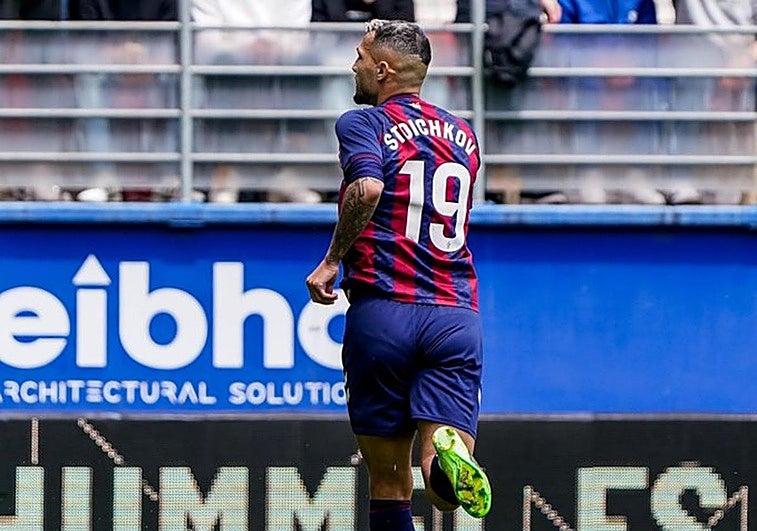 Stoichkov impulsa al Eibar al ascenso directo tras vencer al Cartagena