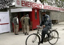 Los heridos se encuentran hospitalizados en el centro de la organización humanitaria italiana Emergency en Kabul.