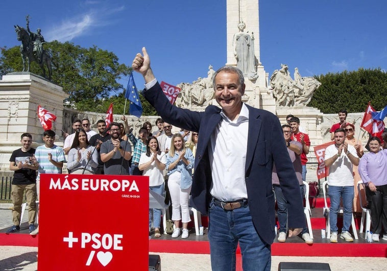 El expresidente del Gobierno, José Luis Rodríguez Zapatero, en un acto en Cádiz este domingo