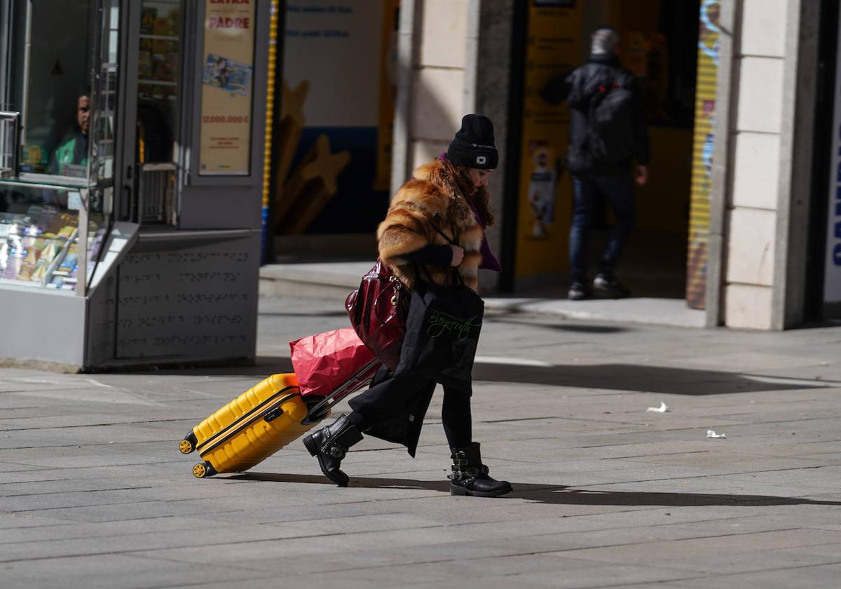 Una turista arrastra su maleta por las calles de Madrid.