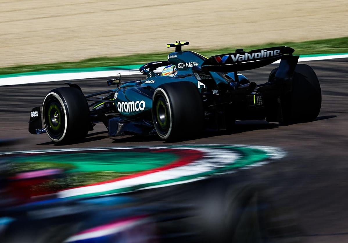 El Aston Martin de Alonso, en Imola.