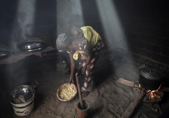 Mujer africana en la cocina.