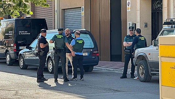 Investigan si el abuelo de Granada mató a sus nietos poco después de atrincherarse en su casa
