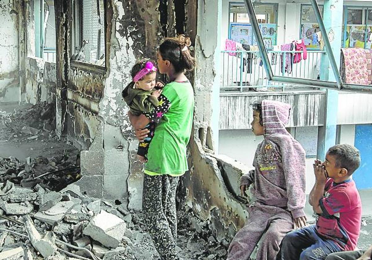 Palestinos se refugian en una escuela en ruinas.