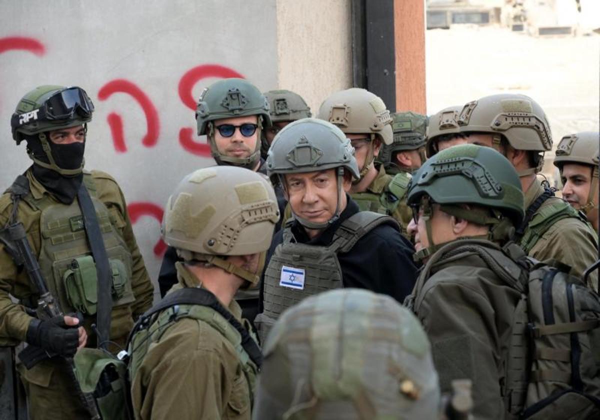 El primer ministro israelí conversa con soldados durante una visita a las tropas en el norte de la Franja de Gaza.