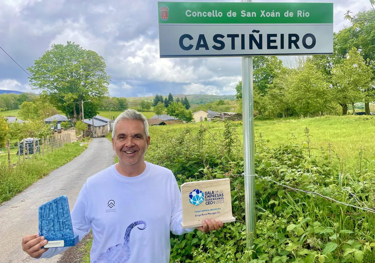 Juan Carlos Pérez en el pueblo donde surgió la idea de 'Aldealista'.