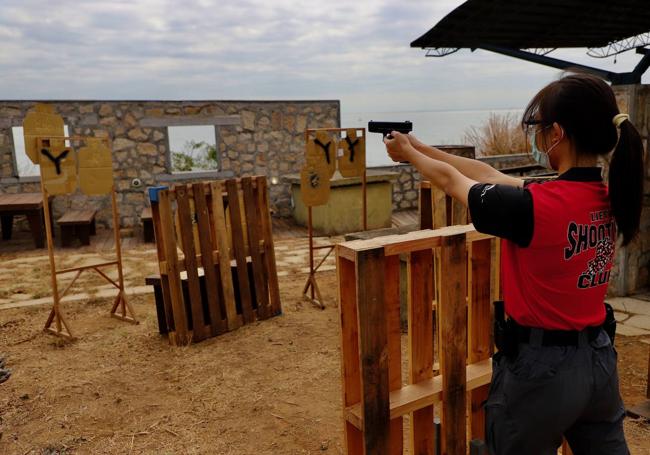 Una mujer se ejercita en un campo de tiro de las islas Kinmen, las más cercanas a China.