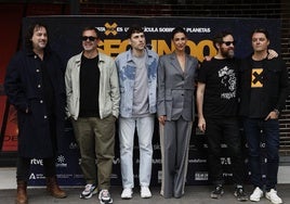 Isaki Lacuesta y Pol Rodríguez, junto a los cuatro actores de 'Segundo premio'.