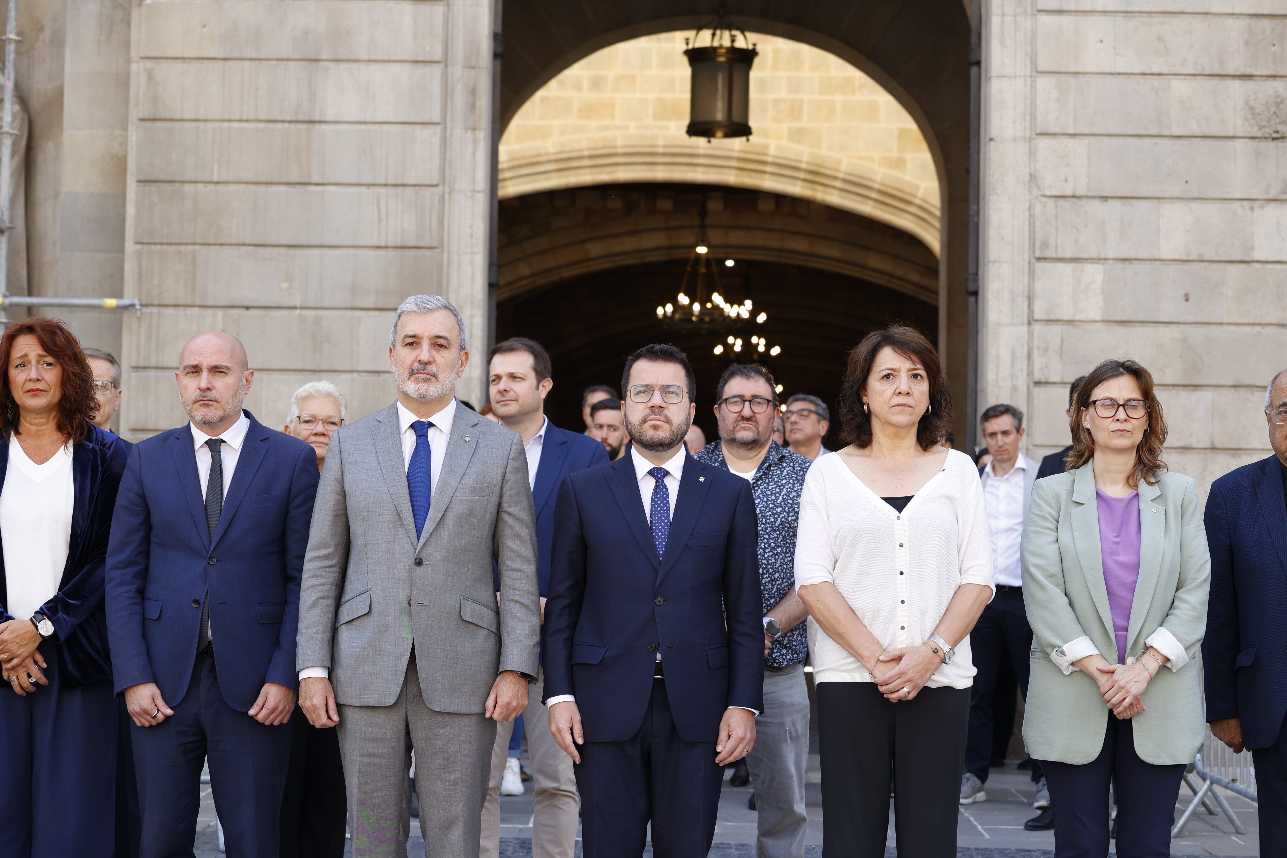 Pere Aragonés, presidente de la Generalitat, con otras autoridades durante el minuto de silencio.