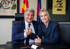 Alexia Putellas escenifica junto a Joan Laporta su renovación con el Barça.