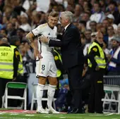 Carlo Ancelotti departe con Toni Kroos durante el Real Madrid-Alavés.